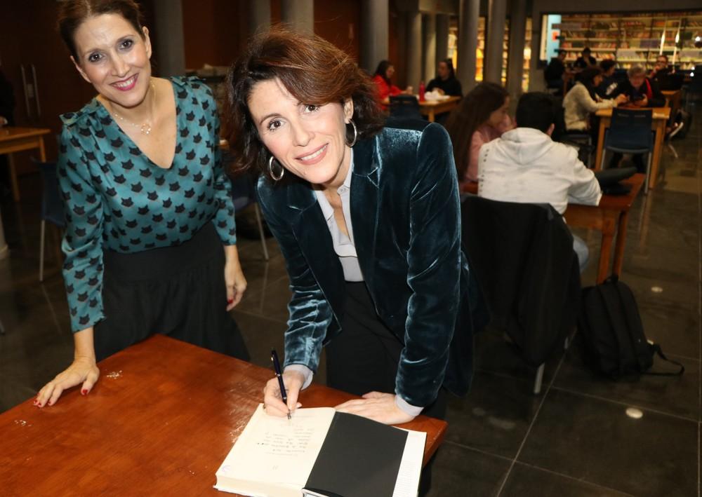 La finalista del Premio Planeta 2018, Ayanta Barilli, ha visitado El Ejido dentro del 'Otoño Cultural'