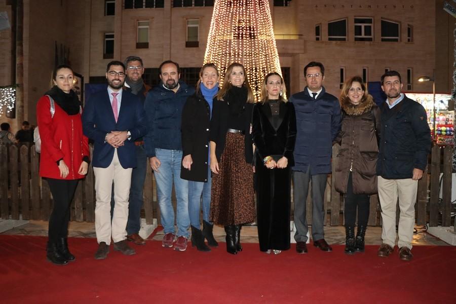 El Ejido da la bienvenida a la Navidad con un llamativo árbol de 12 metros que ofrece un gran espectáculo audiovisual
