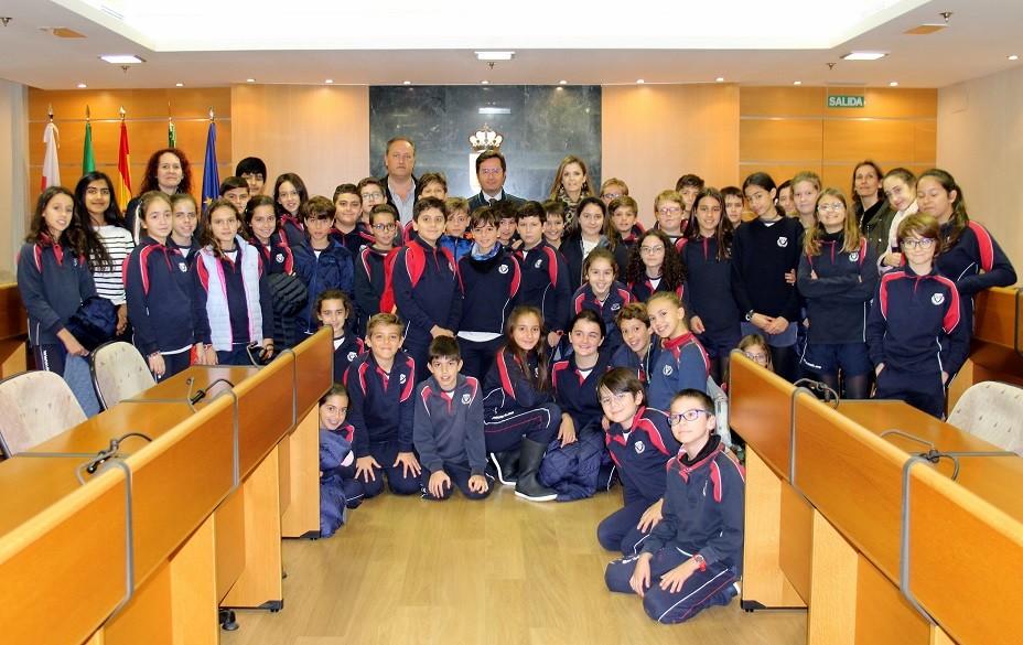 Góngora recibe a los alumnos del SEK-Alborán y les explica la importancia de la Constitución, así como el funcionamiento de la Administración Local