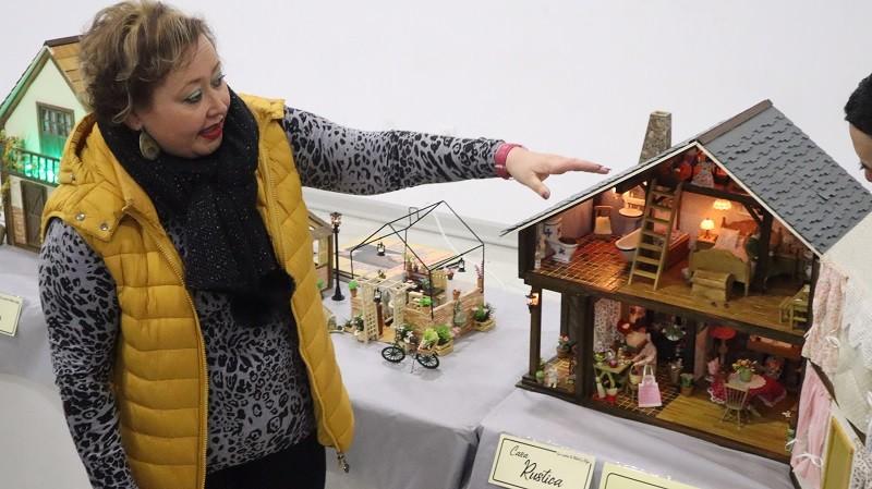 Abre en Berja una exposición de casas de muñecas artesanales