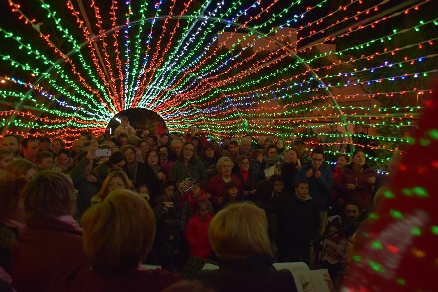 Vícar luce ya su iluminación navideña con unas 300.000 bombillas de bajo consumo