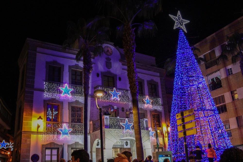 Adra da la bienvenida a una Navidad llena de actividades con el encendido de las luces y una gran nevada