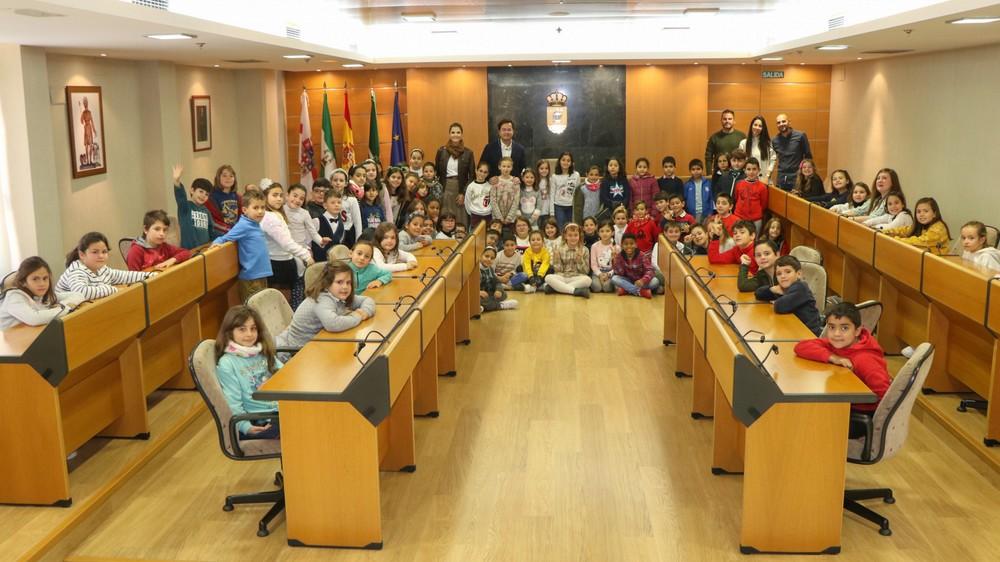 El alcalde atiende las propuestas de 75 Alumnos del CEIP Ramón y Cajal, protagonistas de un ‘Pleno Infantil’ en el Ayuntamiento