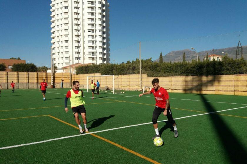 David Cabello pone a sus jugadores a punto para afrontar con garantías el derbi frente al Almería B