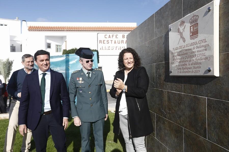 Balanegra dedica su plaza central a la Guardia Civil en un emotivo acto arropado por todos sus vecinos