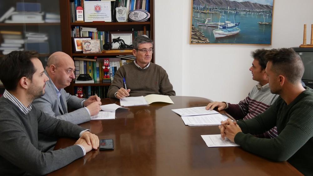 Adra firma el contrato de refuerzo para jardines y espacios verdes por más de 133.000 euros