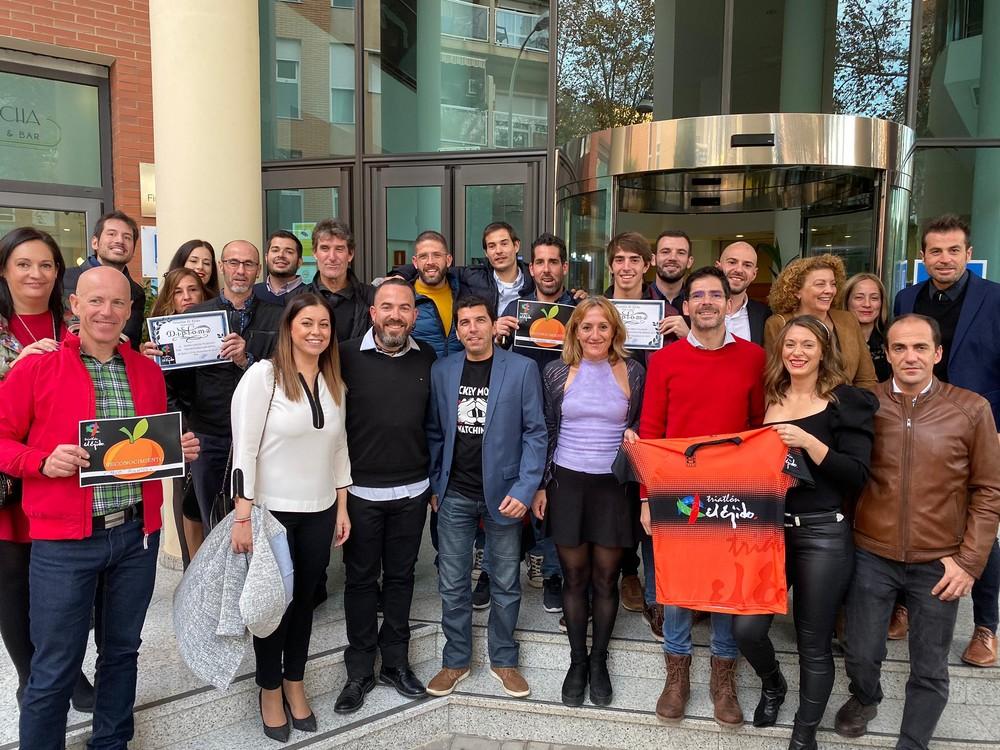 Triatlón El Ejido entrega un diploma a sus atletas Pablo Navarro, David García y Juanjo López