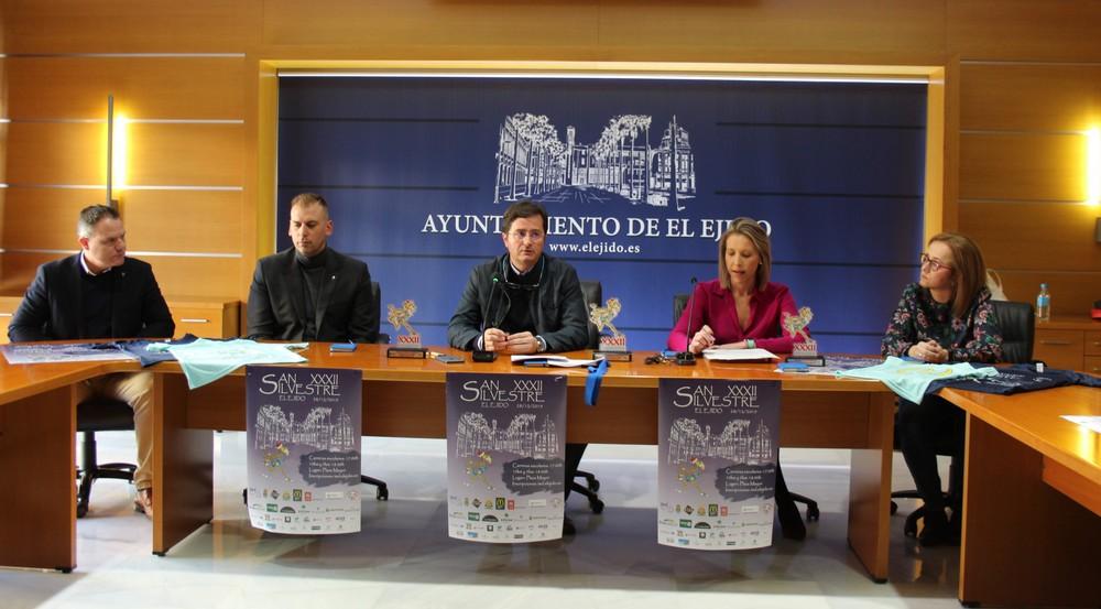 La XXXII Carrera Urbana San Silvestre de El Ejido apuesta por la sostenibilidad y el respeto con el medio ambiente con el uso de vasos biodegradables para la hidratación de los corredores