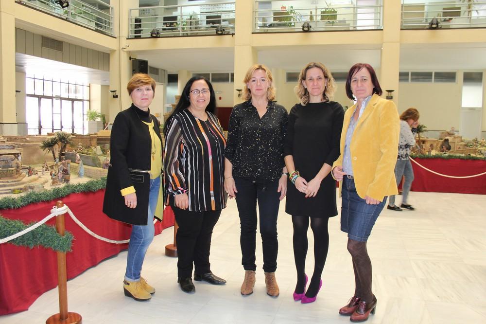 Cervantes recorre los comercios participantes dentro del ‘Concurso de Escaparates de Navidad’