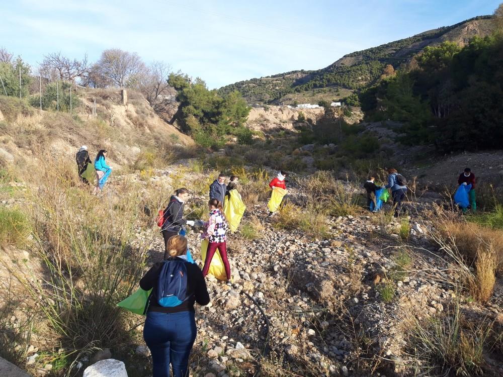 HaciendasBío limpia la rambla de Castala en una movilización con empleados y familiares