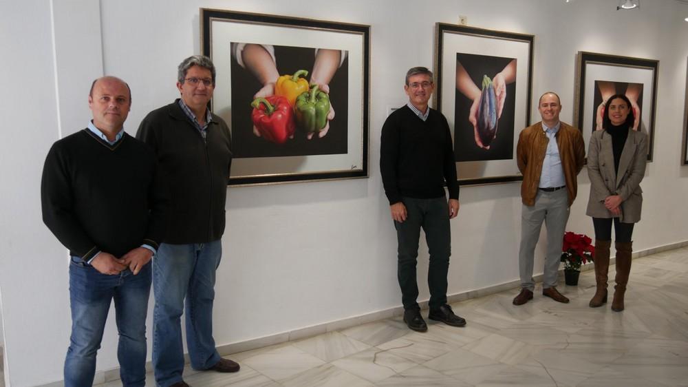 Llega a Adra la exposición ‘Mis manos. Mi vida’, con pinturas hiperrealistas de Manuel Higueras