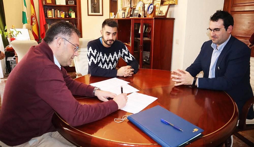 José Carlos Lupión firma el contrato de las obras de vallado del Parque de la Alpujarra