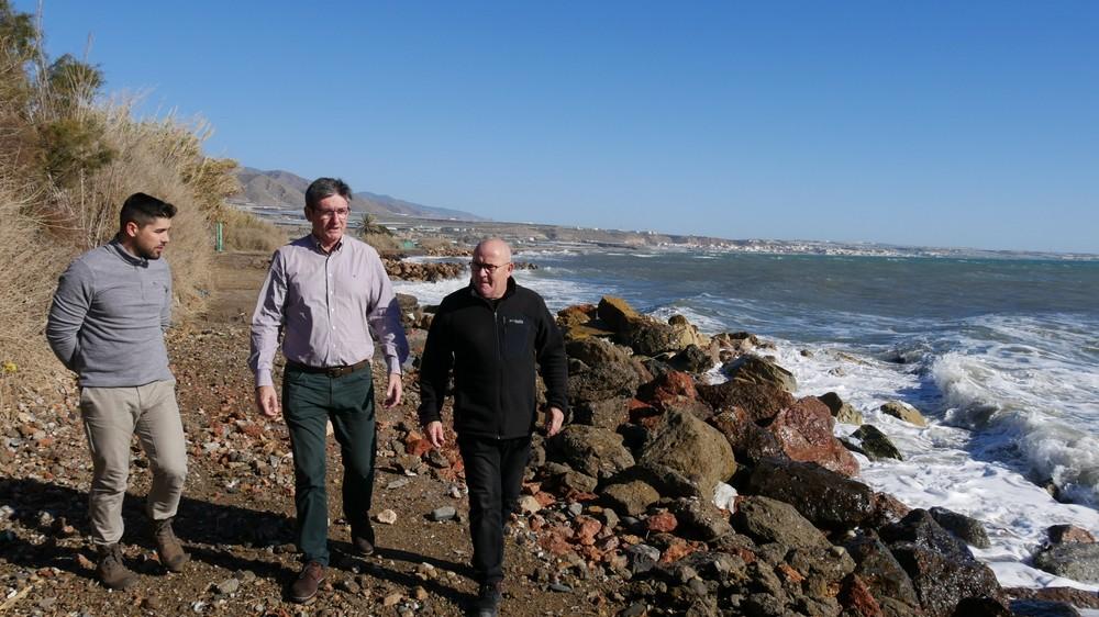 Manuel Cortés ve “fundamental” aumentar la protección de la costa ante temporales