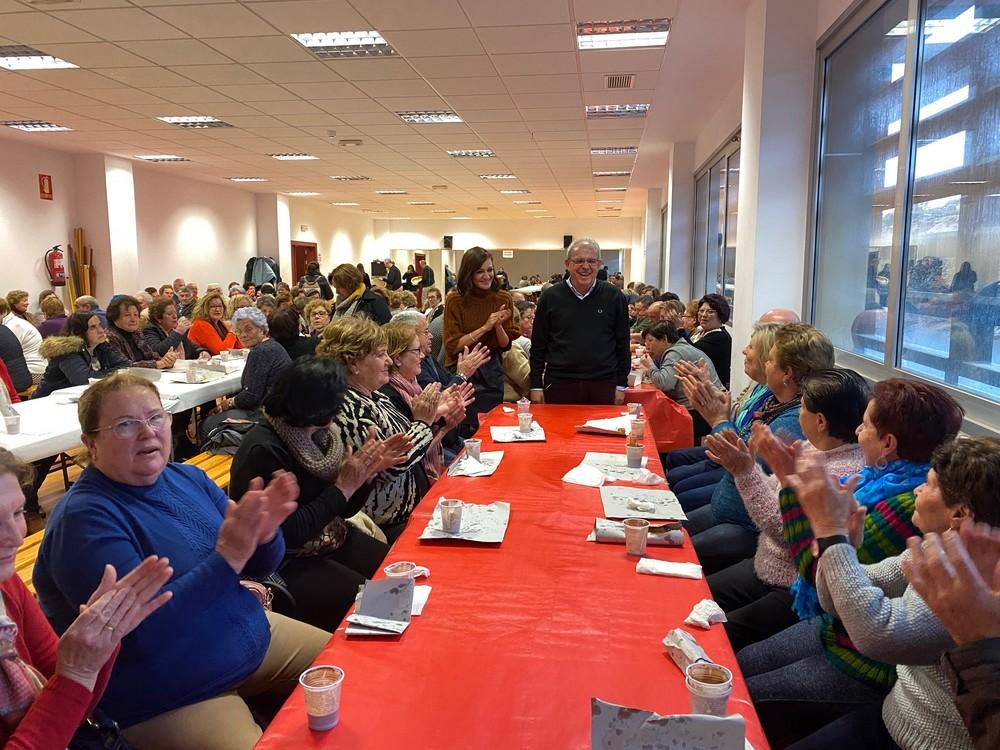 Cerca de un centenar de asistentes a la Convivencia Navideña que cierra la primera fase de la Olimpiada de Mayores de Vícar