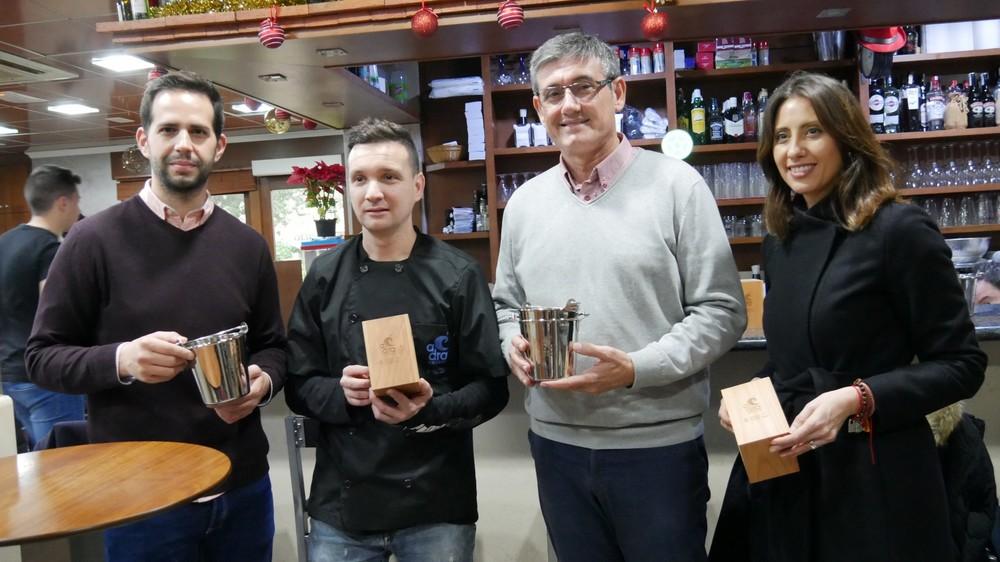 Material promocional lleva a los establecimientos hosteleros la imagen de la marca ‘Adra KMCERO’