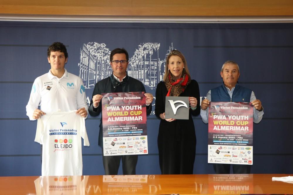 Almerimar reúne a los mejores jóvenes windsurfistas en la Copa Mundial Juvenil PWA de Víctor Fernández