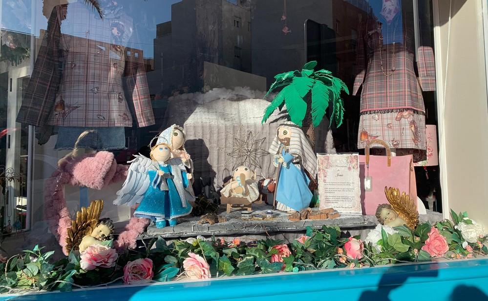 Qué Coketos y Diseño y Arte Floral Sergio Berenguel logran sendos primeros premios en el 'Concurso de escaparates de Navidad' ejidenses en el concurso