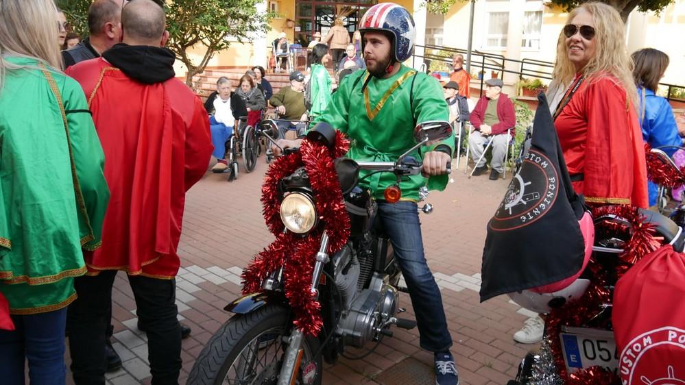 La Residencia de Mayores de Adra recibe la visita de los pajes reales moteros