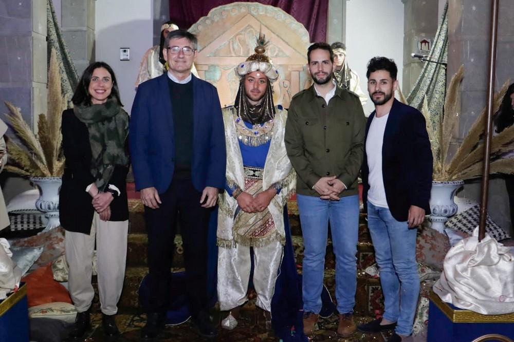 Cientos de niños acuden a la llegada del Paje Real a Adra