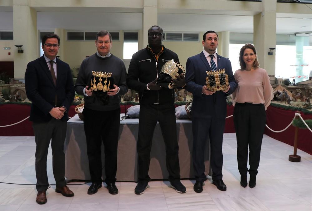 El alcalde entrega a los emisarios de los Reyes Magos en El Ejido las coronas para la cabalgata