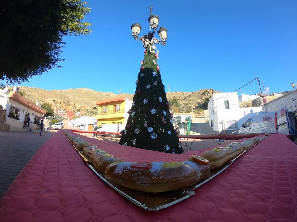 La Villa de Vícar espera la llegada de los Reyes Magos con un roscón gigante