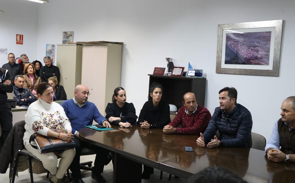 Ayuntamiento de El Ejido, Junta Local y vecinos se reúnen para establecer una línea de actuación conjunta para solicitar una solución ante la regresión del litoral