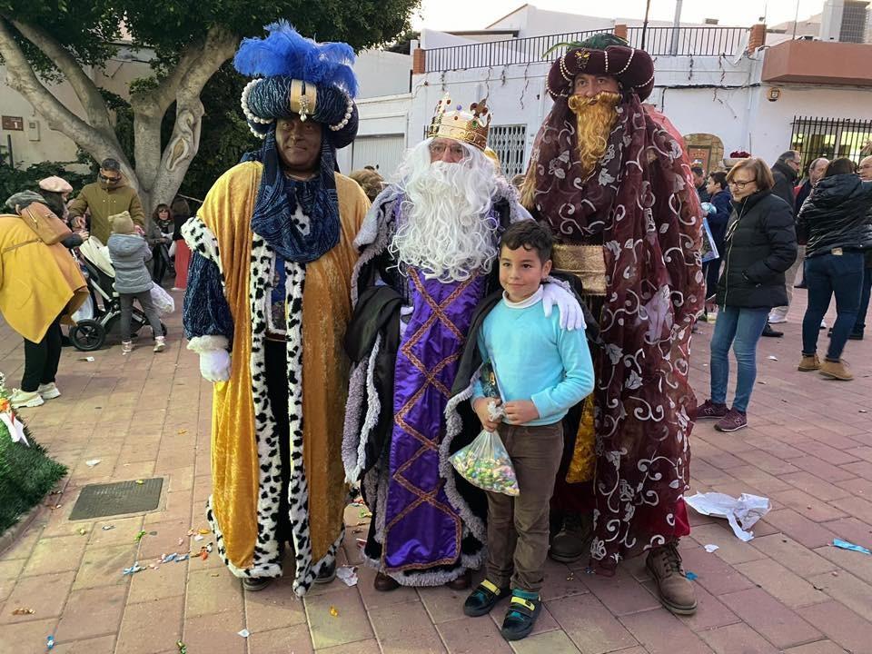 Los Reyes Magos se triplican en Vícar para repartir regalos e ilusión