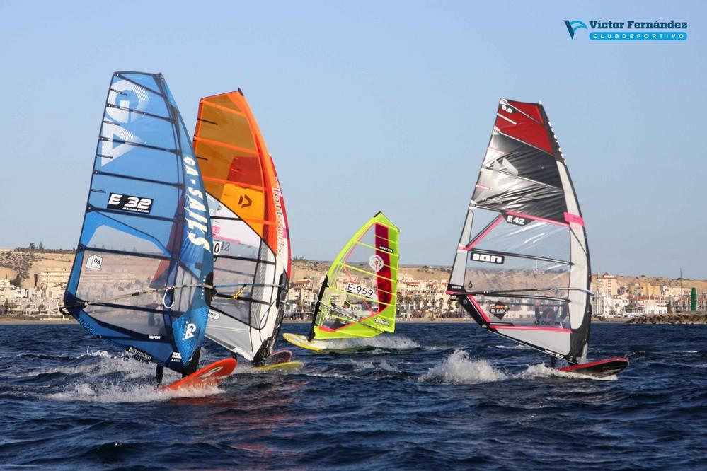 Las jóvenes promesas del windsurf compiten en el Víctor Fernández PWA Youth World Cup Almerimar 2020