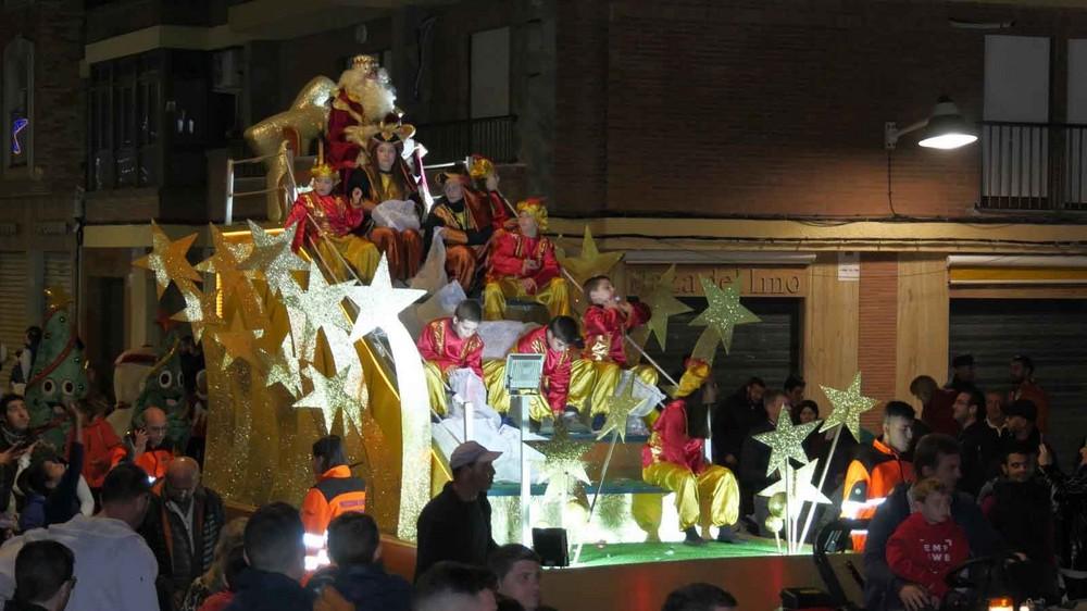  Los Reyes Magos de Oriente recorren la calle principal de Adra en la tradicional cabalgata del 5 de enero