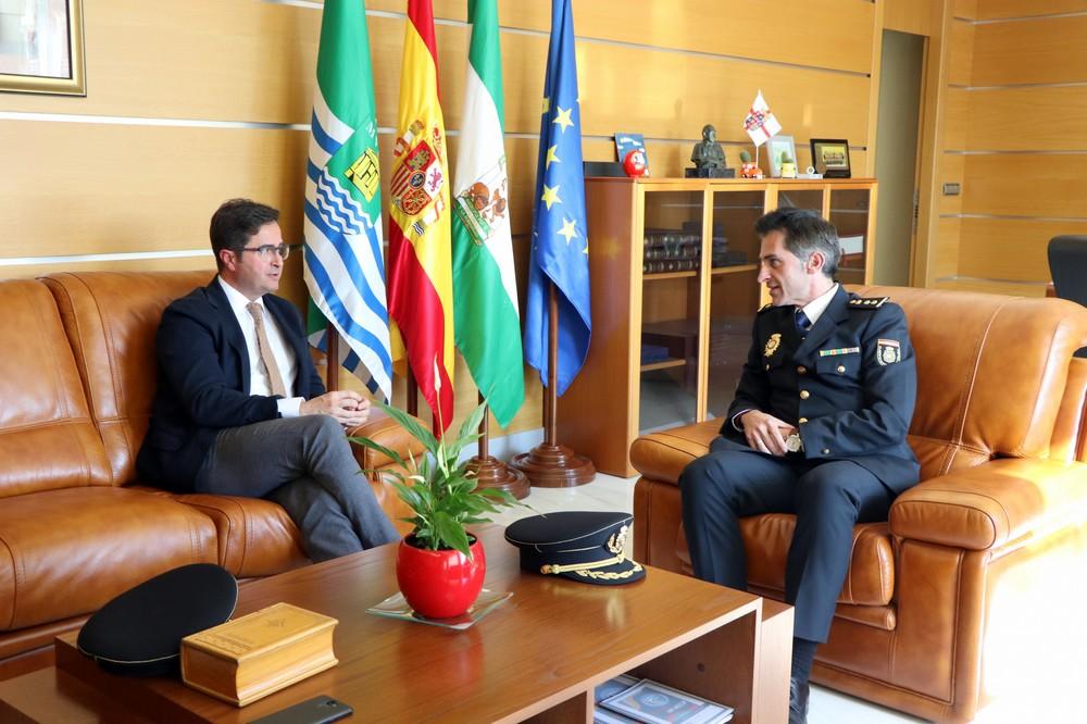 Góngora recibe al nuevo jefe de la Comisaría de Policía Nacional de El Ejido, Rafael Rodríguez