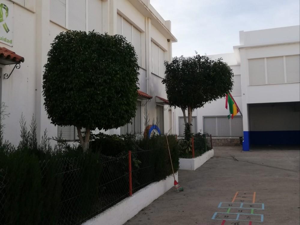 Adra desarrolló labores de jardinería y poda en centros escolares durante el periodo vacacional