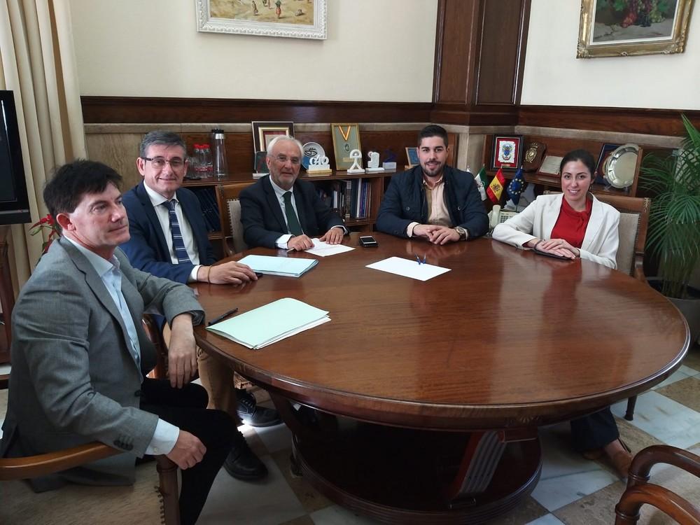 Alcalde de Adra y subdelegado del Gobierno en Almería se reúnen para analizar la situación de la franja litoral del municipio