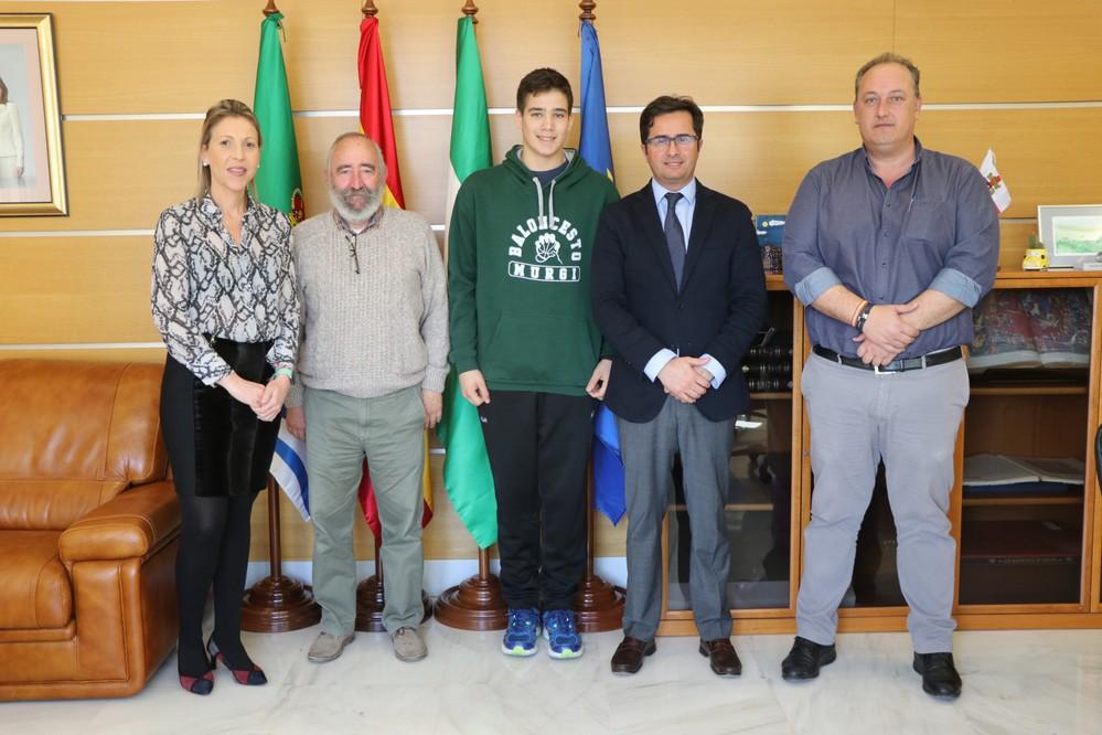 El alcalde recibe al campeón de España de baloncesto infantíl