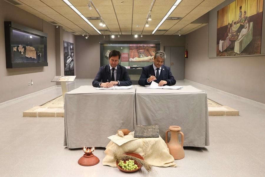 El Ejido y UAL rubrican el contrato que permitirá el inicio de los trabajos de la puesta en valor del yacimiento arqueológico de Ciavieja