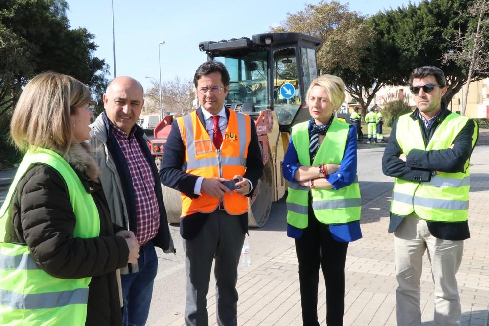 El alcalde y la delegada de Fomento visitan las obras de regeneración del pavimento que la administración autonómica está ejecutando en la carretera A-1050 de Las Norias de Daza