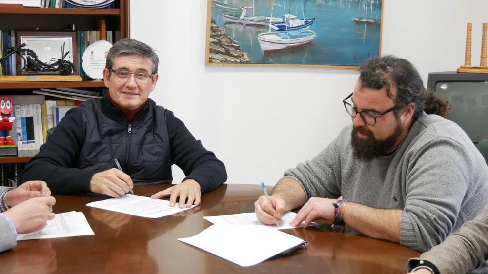 Manuel Cortés firma el convenio para que el Juergas Rock aterrice un verano más en la ciudad de Adra