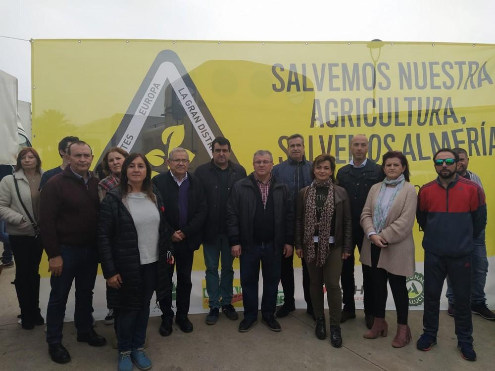 Más de 300 vehículos agrícolas participan en la concentración reivindicativa en Almería