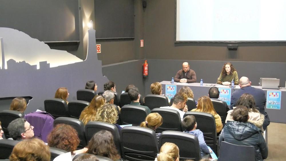 El Ayuntamiento de Adra pone en marcha la ‘Escuela de Familia’, una iniciativa pionera que promueve habilidades educativas