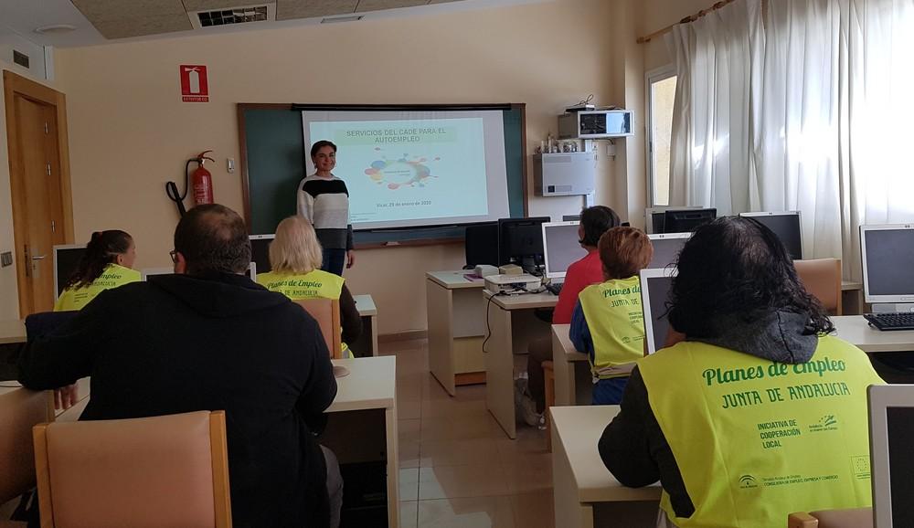 Trabajadores de los planes de empleo de la Junta en Vícar conocen las ventajas de emprender