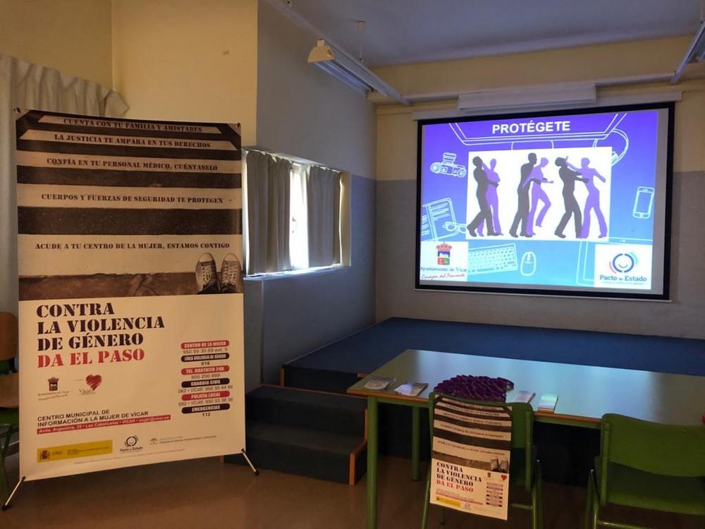 Más de medio centenar de alumnas participan en las sesiones del taller 'Protégete' en el IES Villa de Vícar