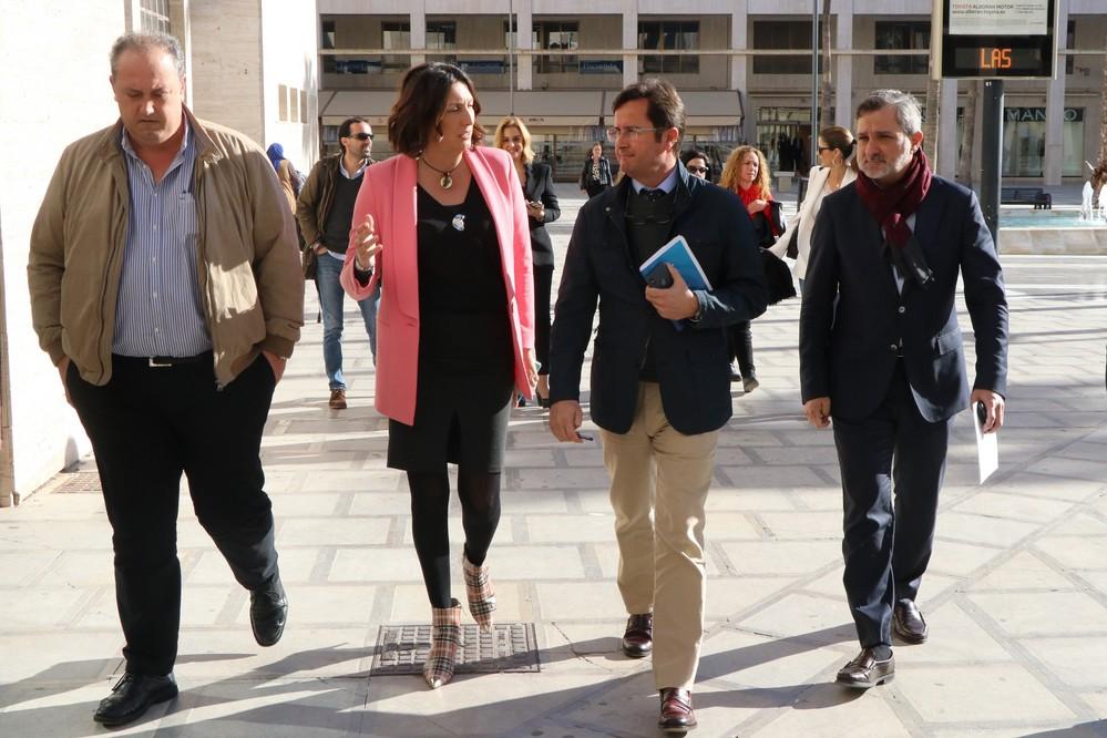 La secretaria general del Partido Popular Andaluz, Loles López,  visita el Centro Asociativo Municipal de El Ejido