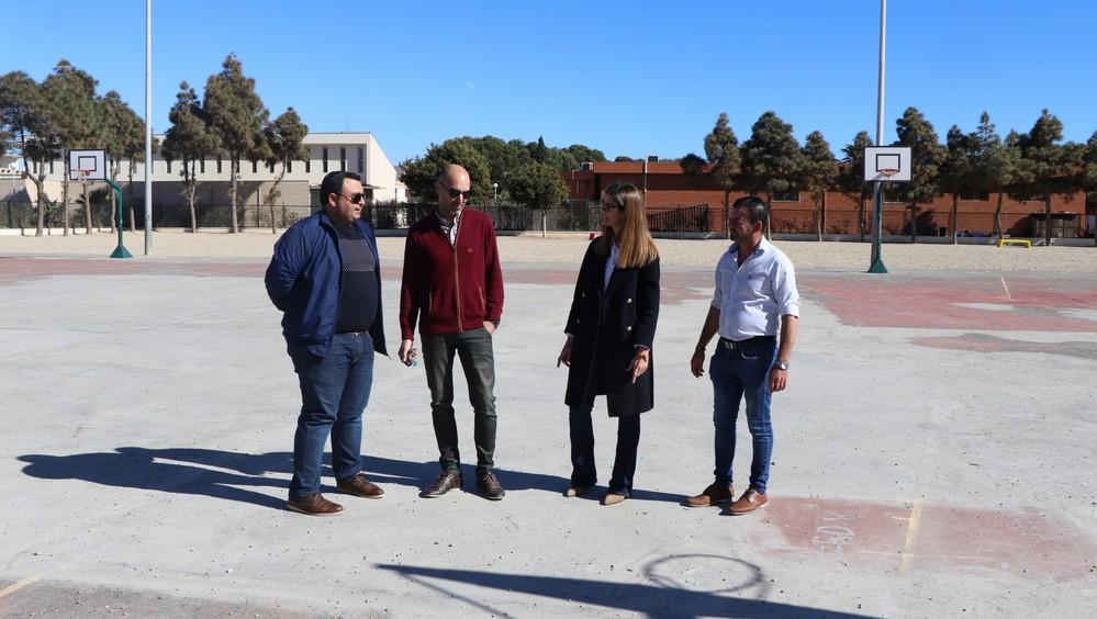 La edil de Educación recuerda a la Consejería que debe acometer la sustitución del pavimento de las pistas deportivas en el CEIP San Agustín