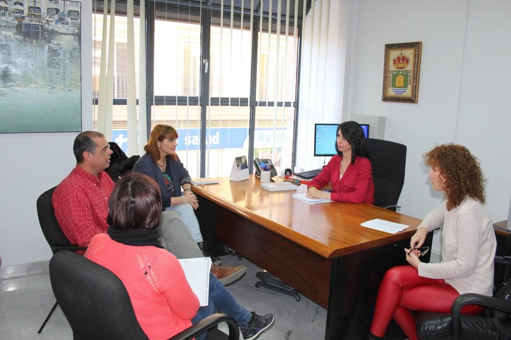 Almudena Martínez se reúne con el director y la jefa de estudios del IES Murgi