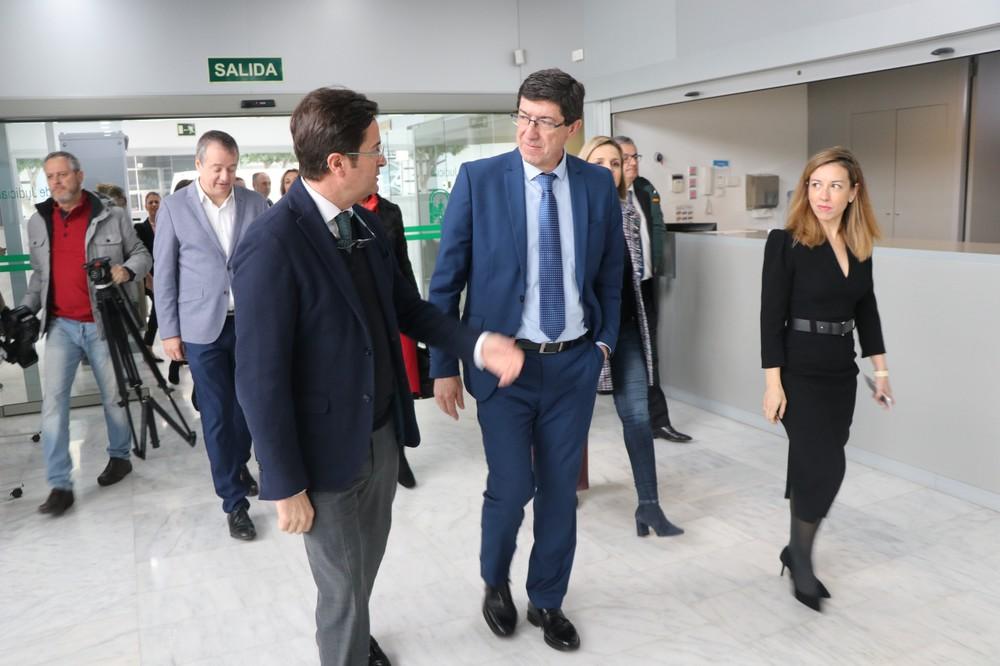 Juan Marín y Francisco Góngora visitan la nueva sala Gessell en la Sede Judicial del municipio