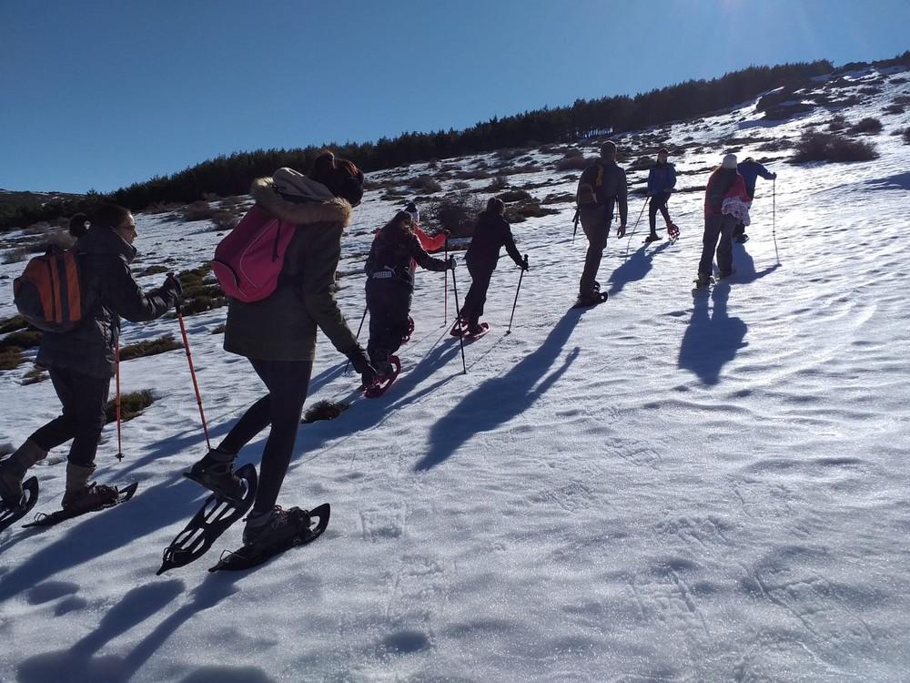 Una veintena de personas disfrutan de la novena actividad de ‘Adra en la senda’ con raquetas en la nieve