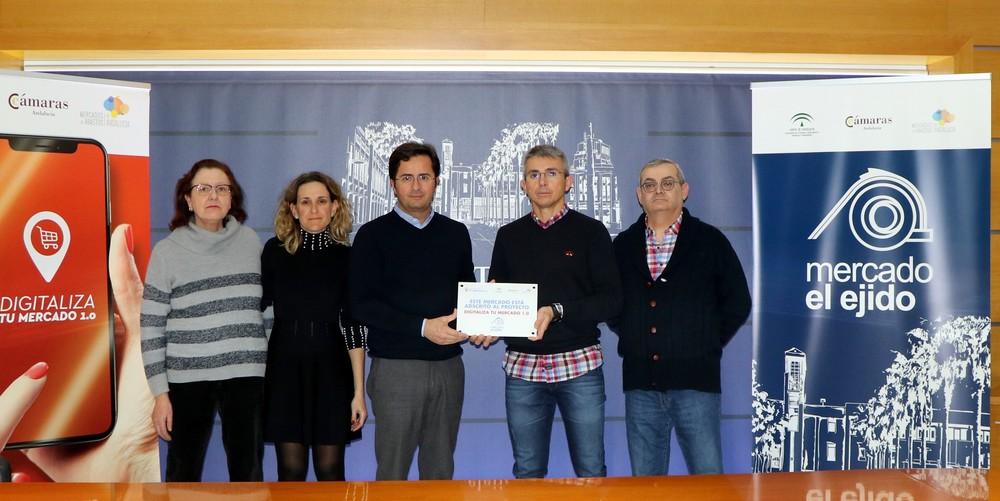 El Mercado de Abastos de El Ejido se sube al ‘tren’ de las nuevas tecnologías a través del proyecto ‘Digitaliza tu Mercado 1.0’ con el que se pone en valor y se mejora su competitividad