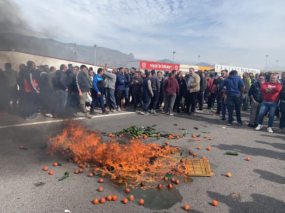 Los agricultores almerienses incrementan su presión cortando la A-7 a la altura del Polígono La Redonda