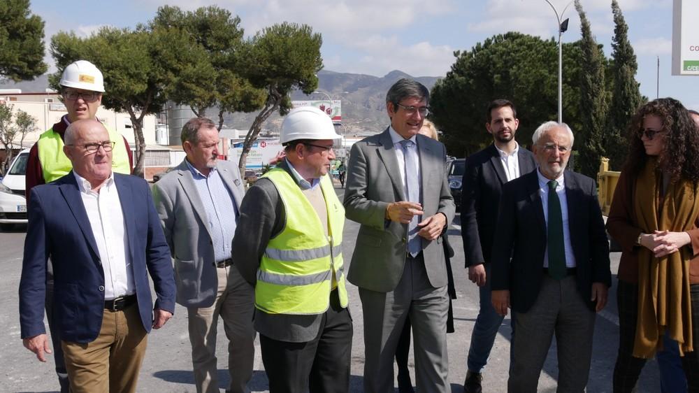El alcalde de Adra ‘satisfecho’ tras el inicio de las obras del puente de Puente del Río que califica de ‘muy necesarias’