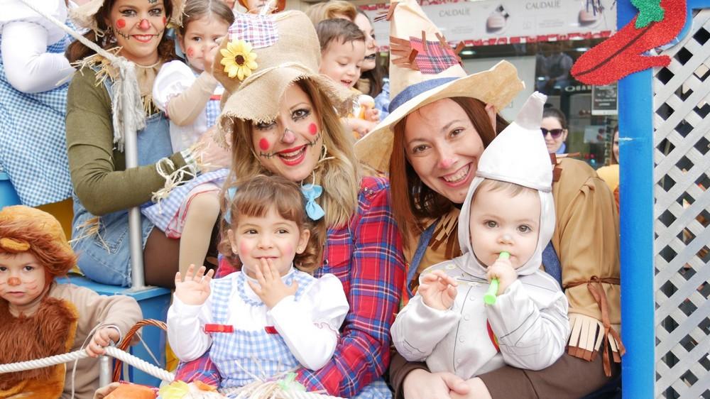 Más de 2.000 niños y niñas desfilan en el VIII Pasacalles Infantil del Carnaval de Adra 2020