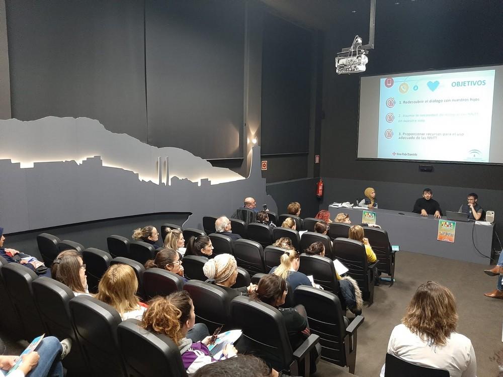 Continúan los desayuno-coloquio de la ‘Escuela de Familia’ con la charla ‘¿Estoy haciendo buen uso de las nuevas tecnologías?’